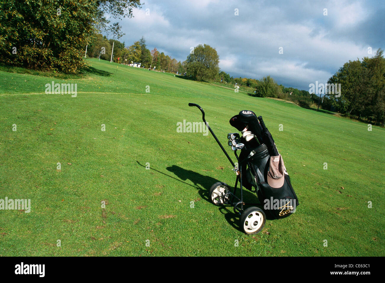 Golf club in borsa e il carrello da golf sul campo da golf Foto Stock