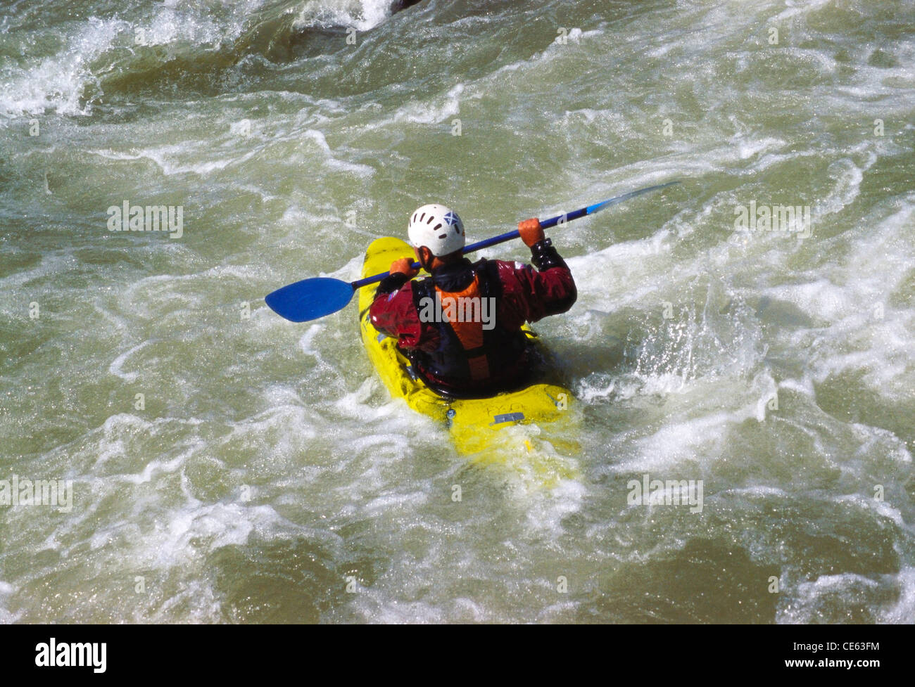 Il kayak nel fiume Gange da Devprayag a Rishikesh Uttaranchal India Foto Stock