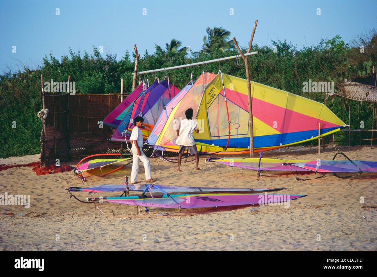 Wind surf schede di equitazione mantenuta ad Anjuna beach ; Goa ; India Foto Stock