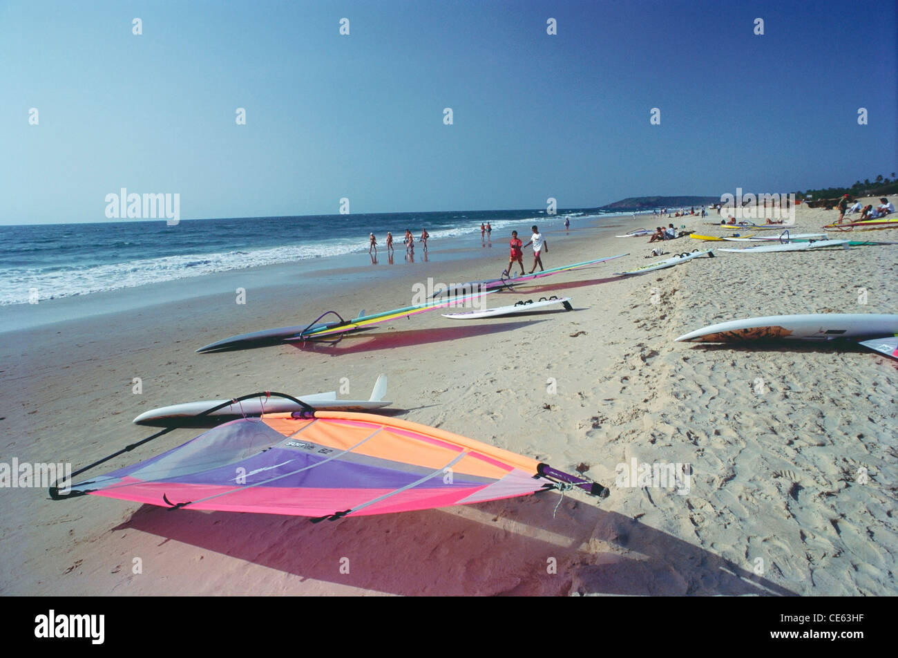 Wind surf schede di equitazione mantenuta a sabbia dorata ; Anjuna beach ; Goa ; India Foto Stock