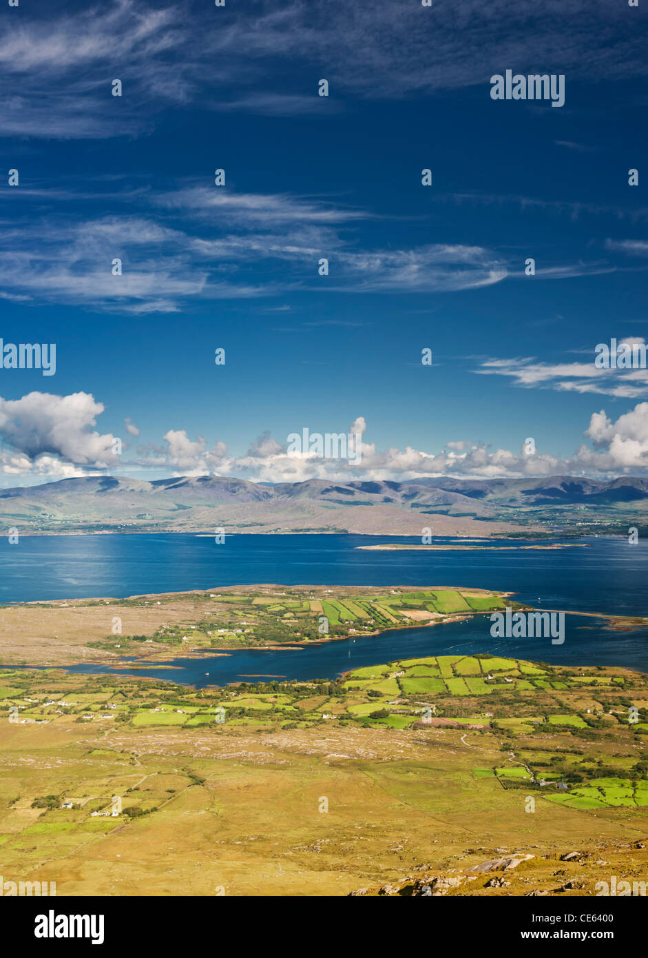 Vista su Ardgroom, penisola di Beara, County Cork, Irlanda, attraverso Kenmare Bay per le montagne della penisola di Iveragh Foto Stock