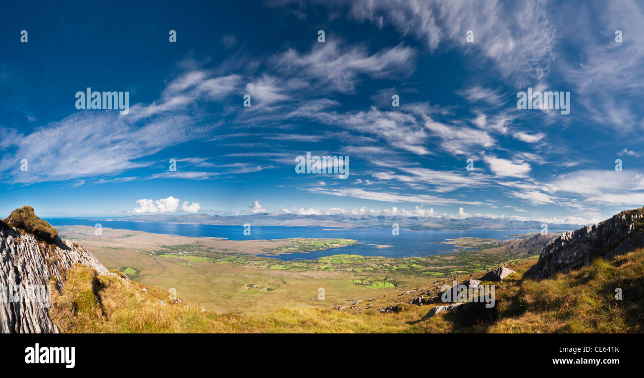 Vista panoramica su Ardgroom e sulla Baia di Kenmare dalla montagna Tooreennamna, Beara, County Cork, Irlanda Foto Stock