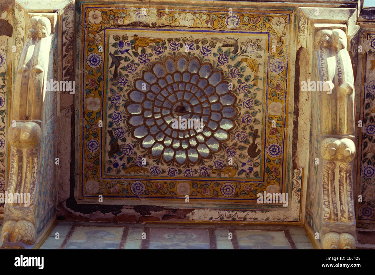 Decorate in vetro dipinto sul soffitto Shekhavati tetto Rajasthan in India Foto Stock