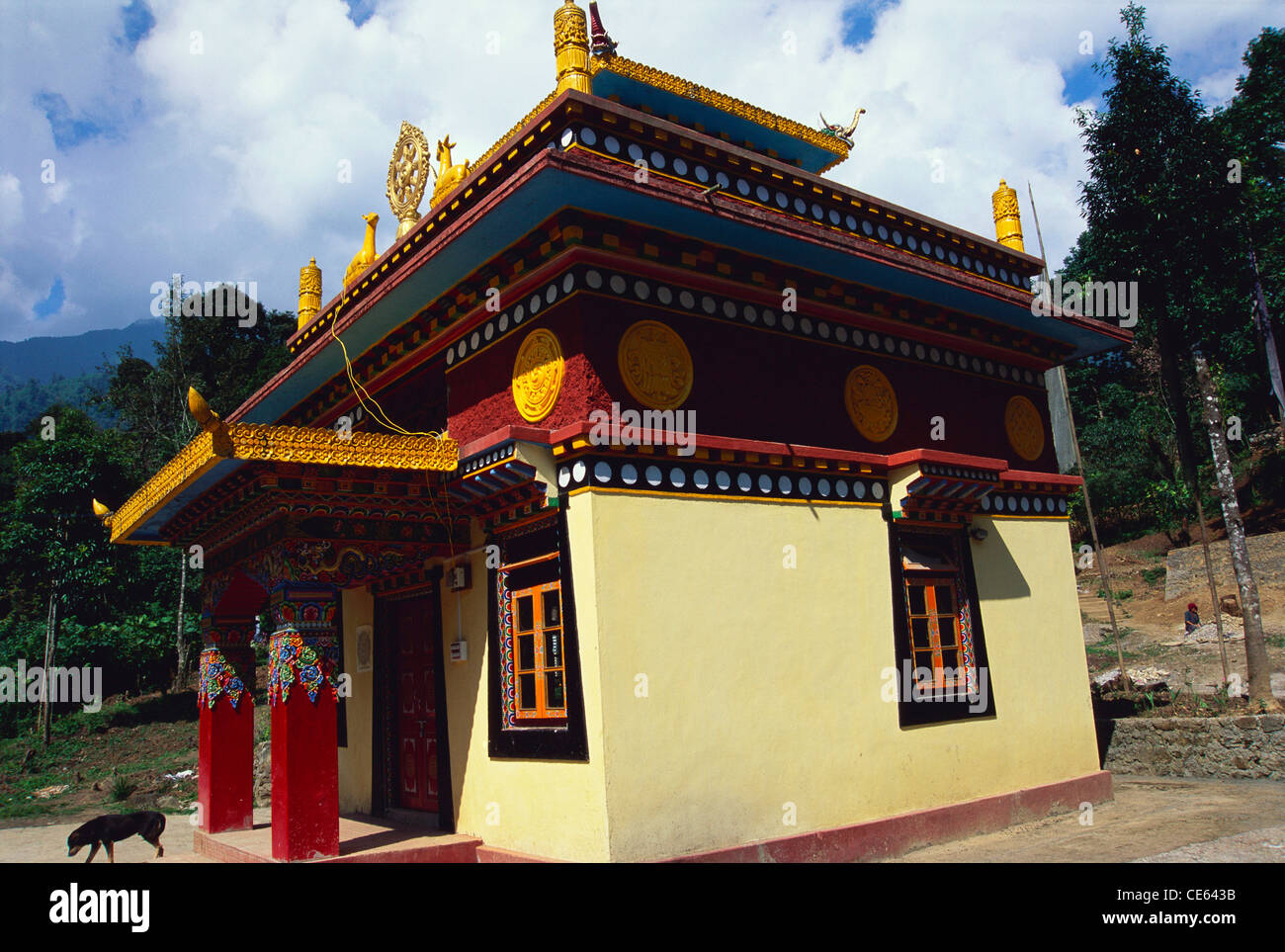 Monastero buddista vicino al lago di Khheopalri; Kha Chot Palri; lago di Kechopari; Yuksom; Sikkim; India; Asia Foto Stock