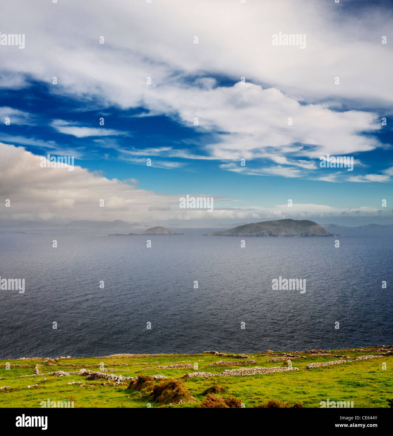 Vista dalla testa del bolo, Iveragh Peninsula, nella contea di Kerry, Irlanda, guardando verso sud su Ballinskelligs Bay verso Beara Foto Stock