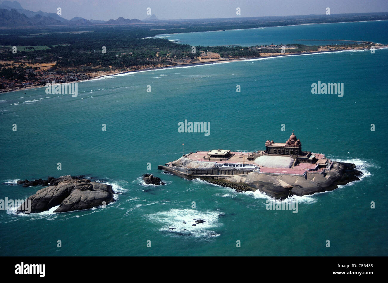 Veduta aerea dell'isola di Vivekananda Rock Memorial ; Vavathurai ; Kanyakumari ; Kanniyakumari ; Tamil Nadu ; India ; asia Foto Stock