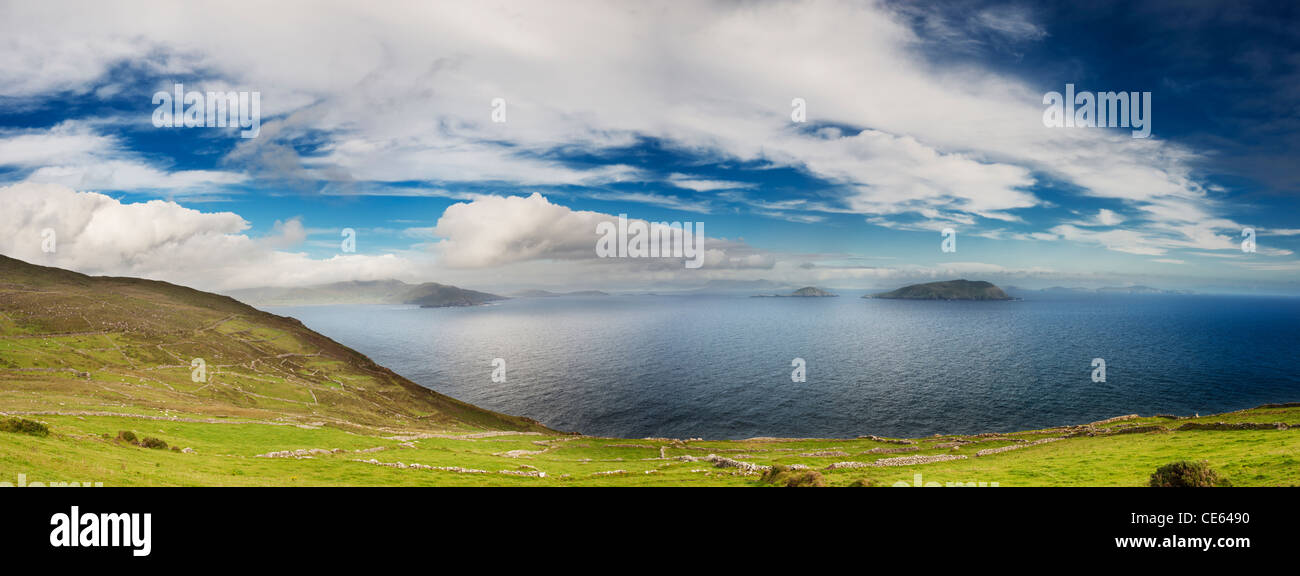Vista dalla testa del bolo, Iveragh Peninsula, nella contea di Kerry, Irlanda, guardando verso sud su Ballinskelligs Bay verso Beara Foto Stock