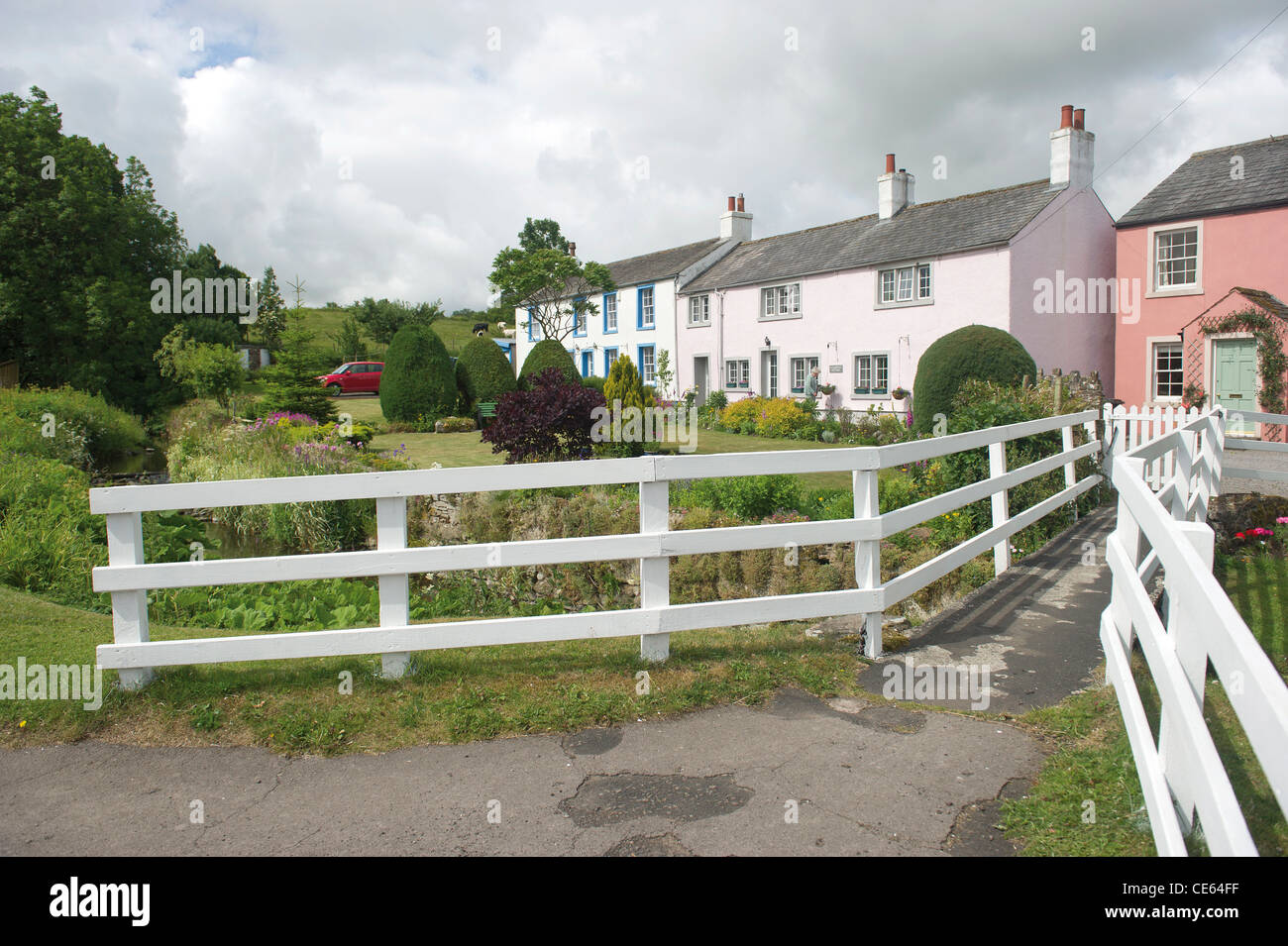 Tradizionale villaggio di Cumbria Lake District Cumbria Regno Unito il periodo estivo Foto Stock