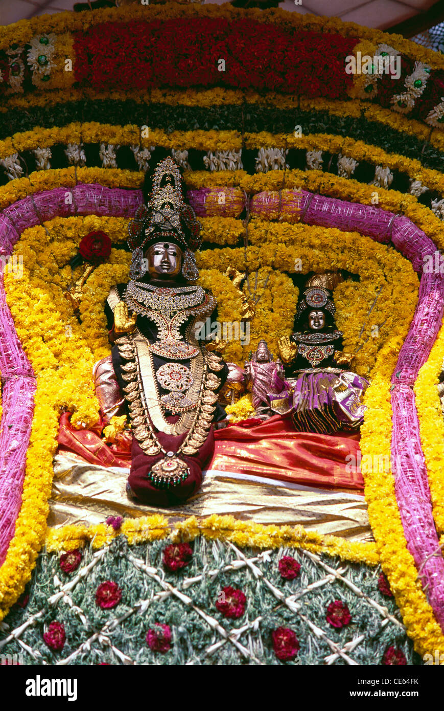 Shiva con la sua consorte Parvati idoli ; Tempio di Kalahasteeswarar ; Kumbakonam ; distretto di Thanjavur ; Tamil Nadu ; India ; Asia Foto Stock