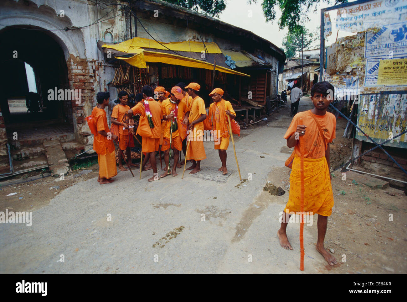 Uomini indù in abiti di zafferano ; Ayodhya ; Faizabad ; Uttar Pradesh ; India ; Asia Foto Stock