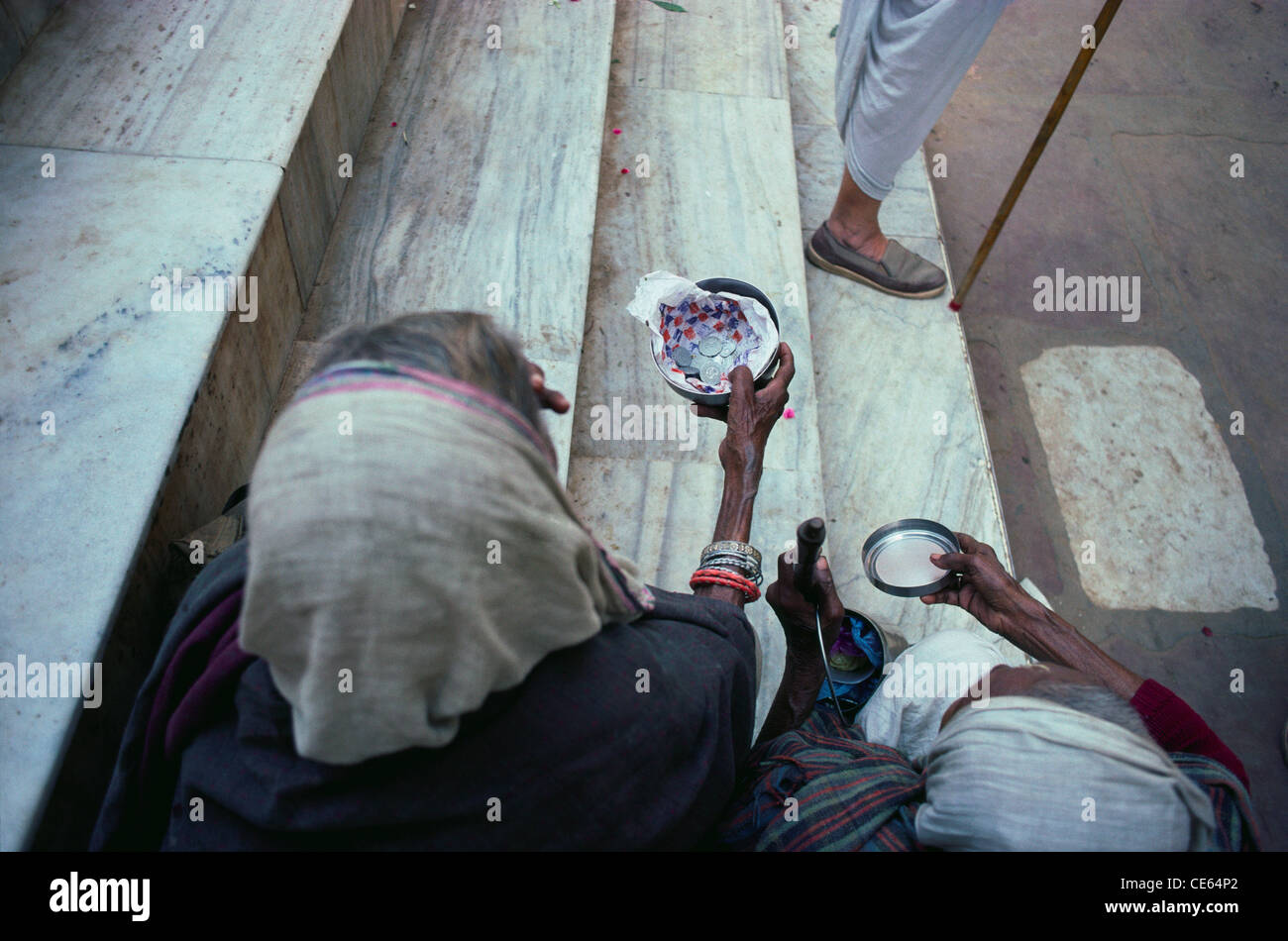 Due donne mendicanti Vrindavan Govardhan mathura Uttar Pradesh, India Foto Stock