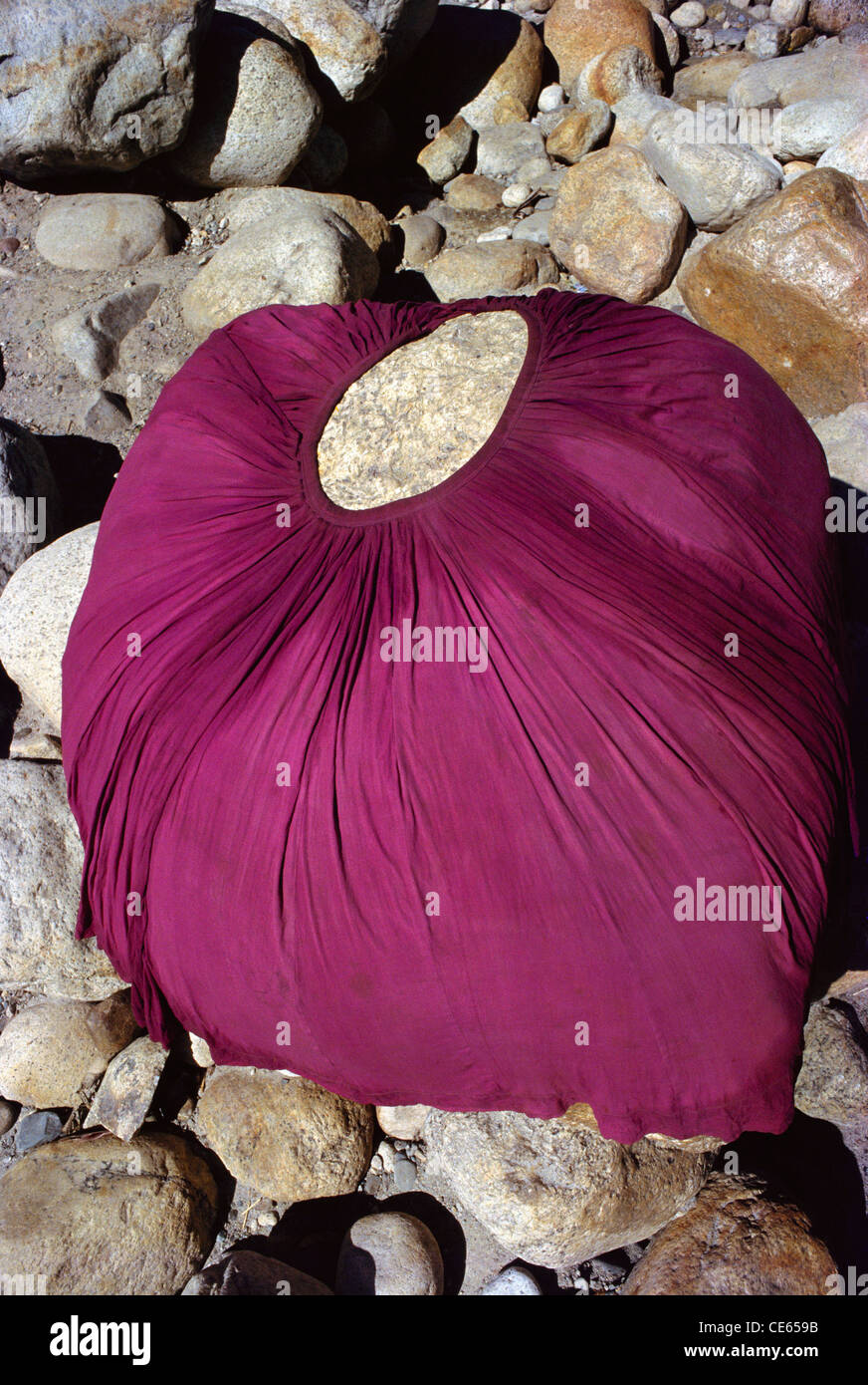 Sottobosco ; biancheria intima ; biancheria da letto in petticoat asciuga su pietra da spiaggia ; India ; asia Foto Stock