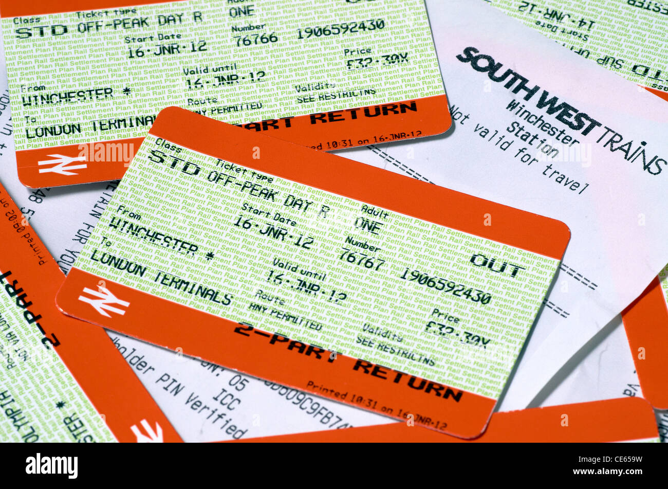 I biglietti del treno e la ricevuta della carta di credito Foto Stock