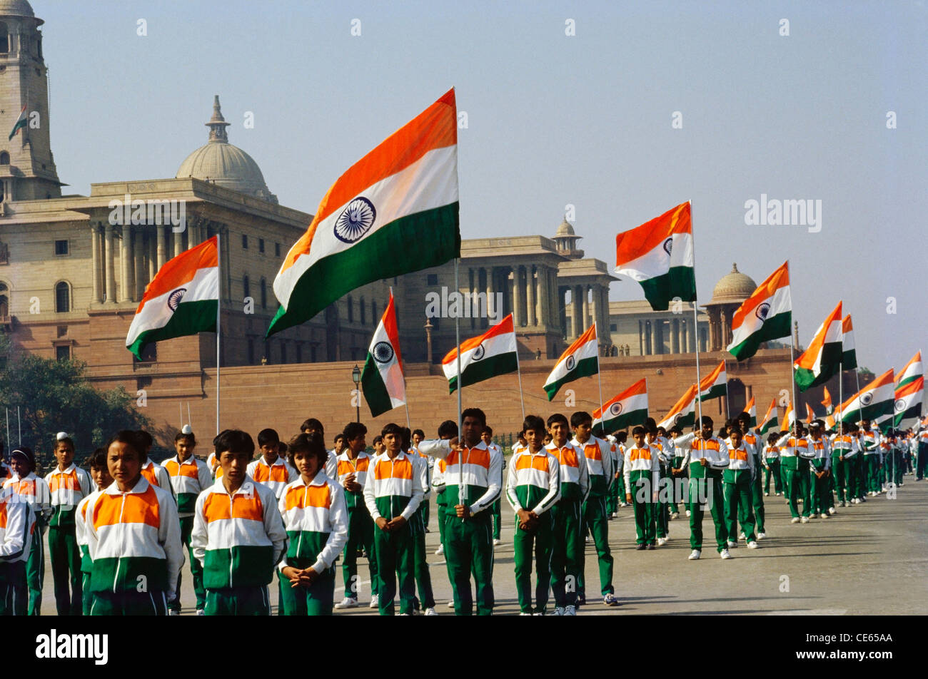 I bambini sfilano holding Indian bandiere il giorno della Repubblica ; Delhi ; India Foto Stock