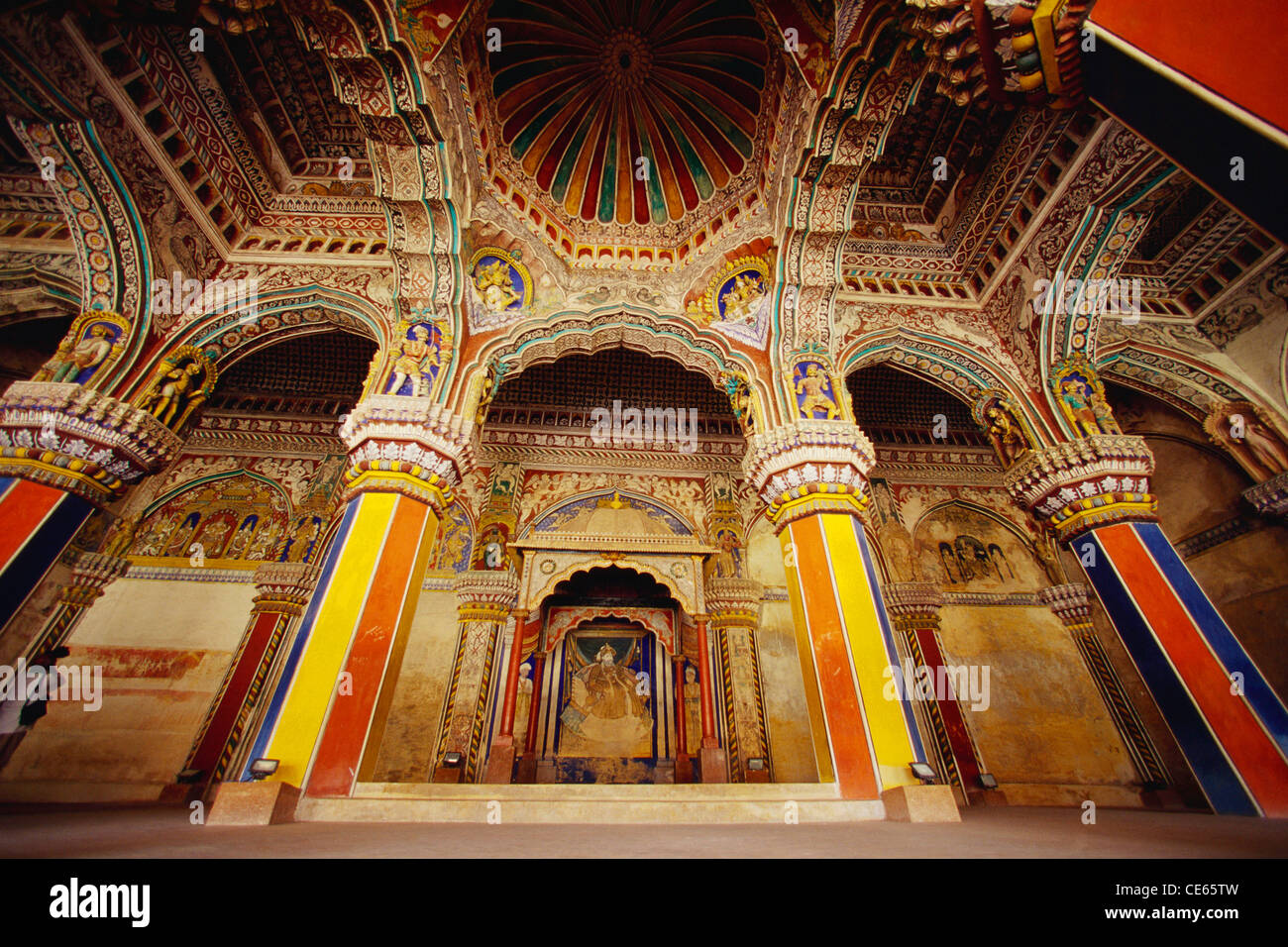 Soffitti e colonne dipinti di Durbar Hall ; Palazzo Maratha ; Tanjore ; Thanjavur ; Tamil Nadu ; India ; Asia Foto Stock