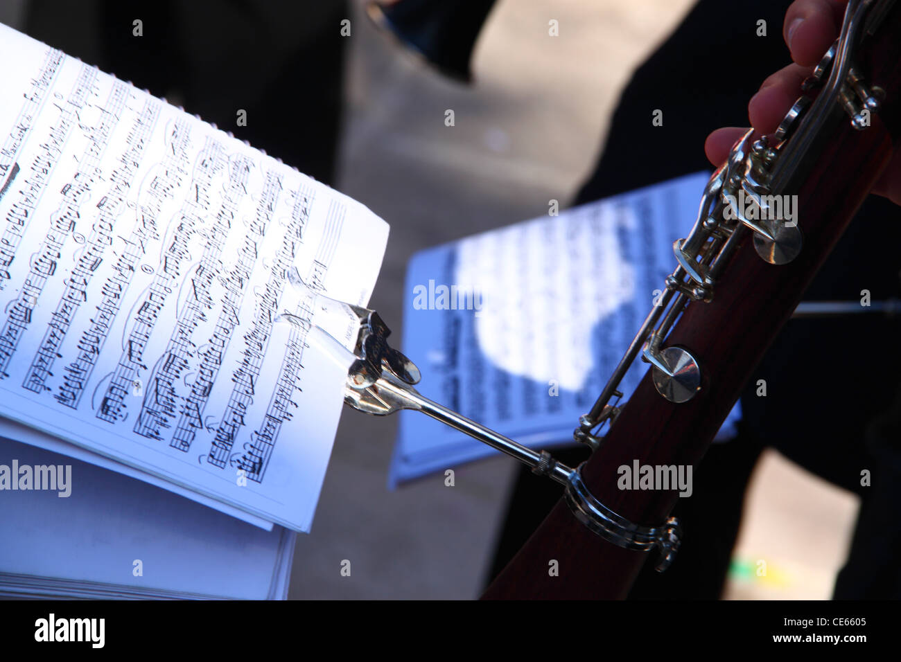 Un musicista è la riproduzione di un clarinetto a seguito di una partitura musicale Foto Stock