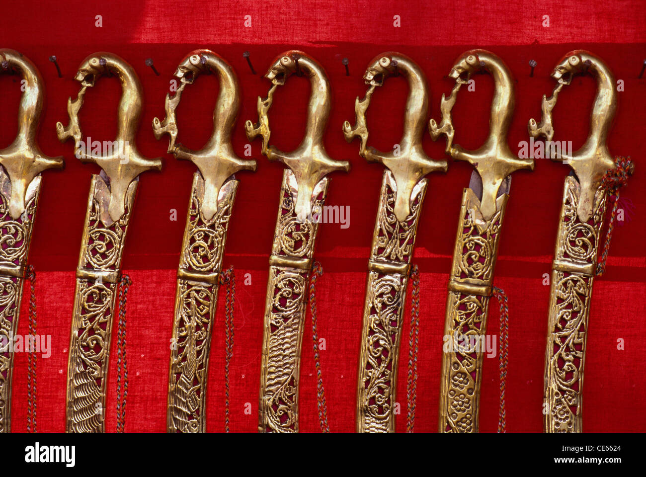 Scabbard ; guaina spadaccata ; artigianato di ottone metallico ; Jaipur ; India ; Asia Foto Stock