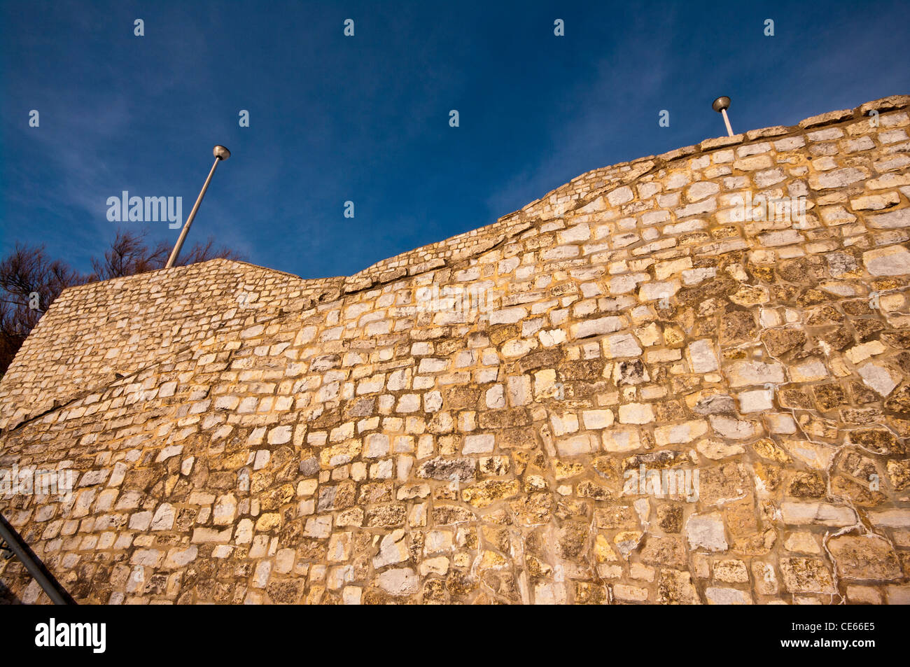 Muro di pietra con un cielo blu Foto Stock