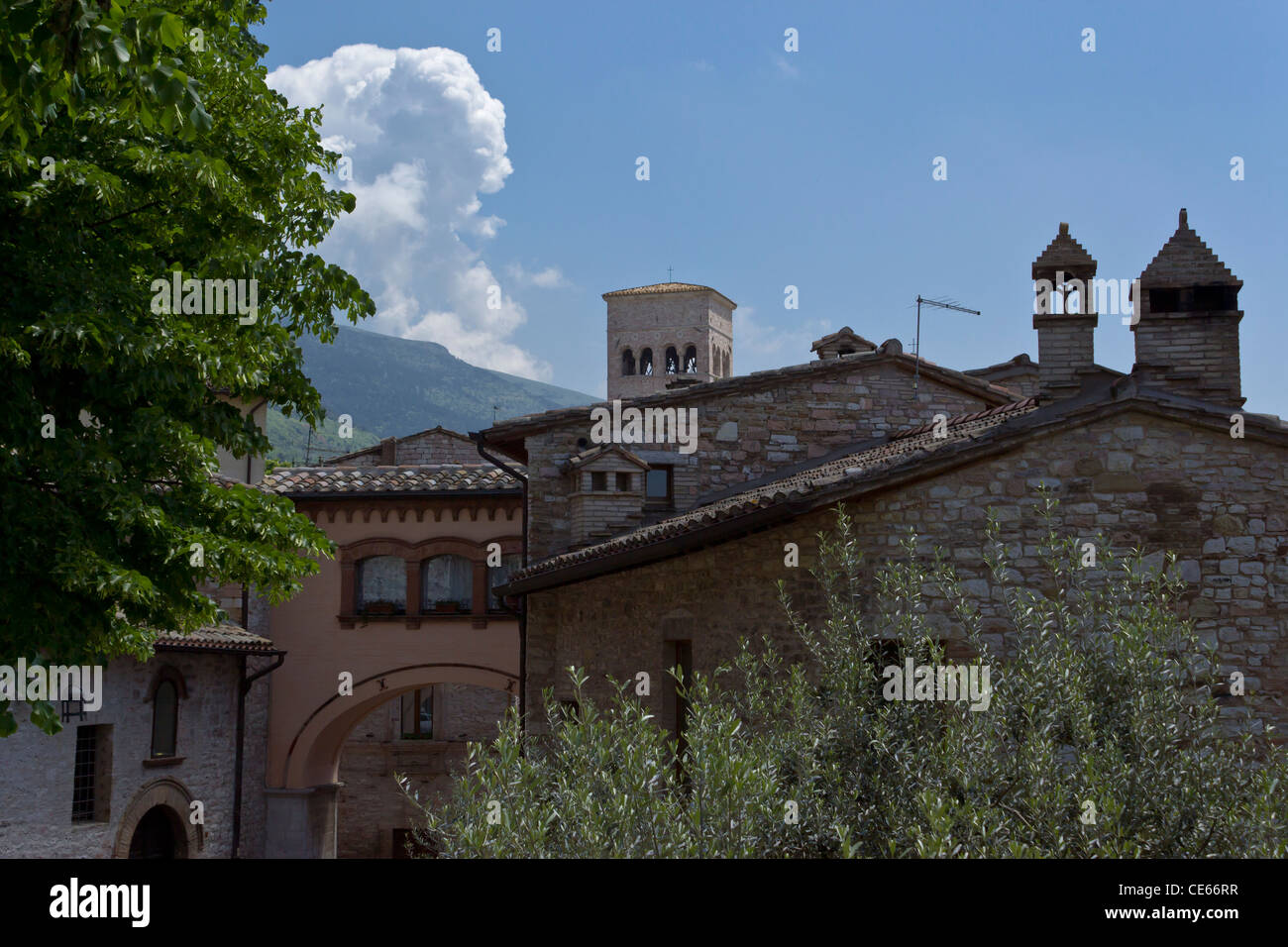 Torre della cattedrale di San Rufino dietro le case, Assisi, Italia Foto Stock