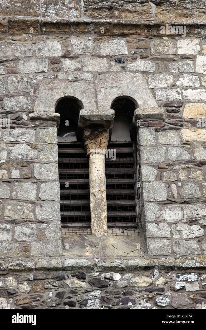 Anglosassone di xi secolo twin, a testa tonda belfry windows con teste monolitico e metà-alberi di parete Foto Stock