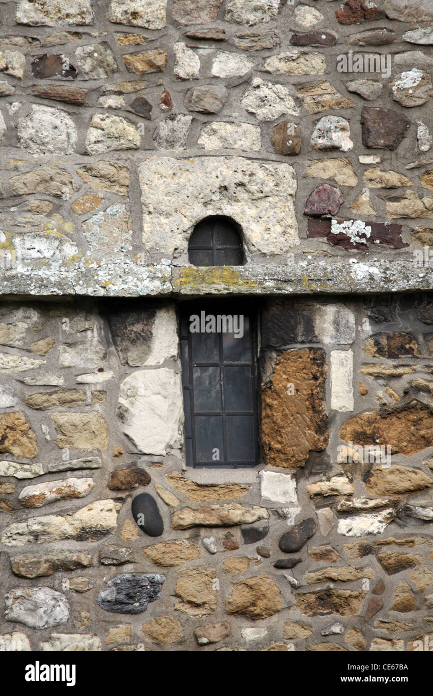 Circa il decimo o undicesimo secolo anglo-Saxon finestra nella torre di St Giles Church,, SCARTHO GRIMSBY, Lincolnshire settentrionale Foto Stock