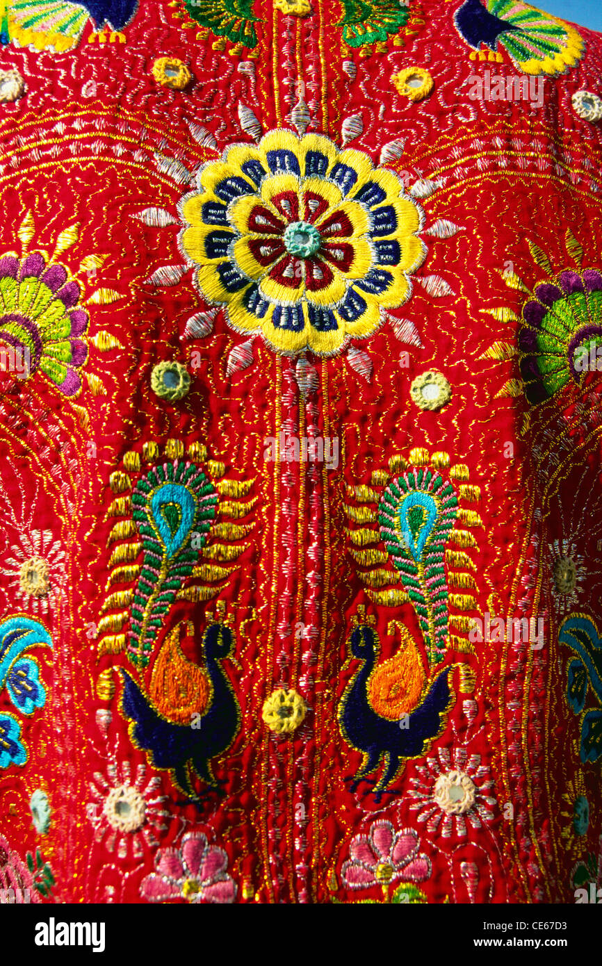 Primo piano di pavone in giacca ricamata a mano; costume tradizionale di Saurashtra; Gujarat; India; Asia Foto Stock