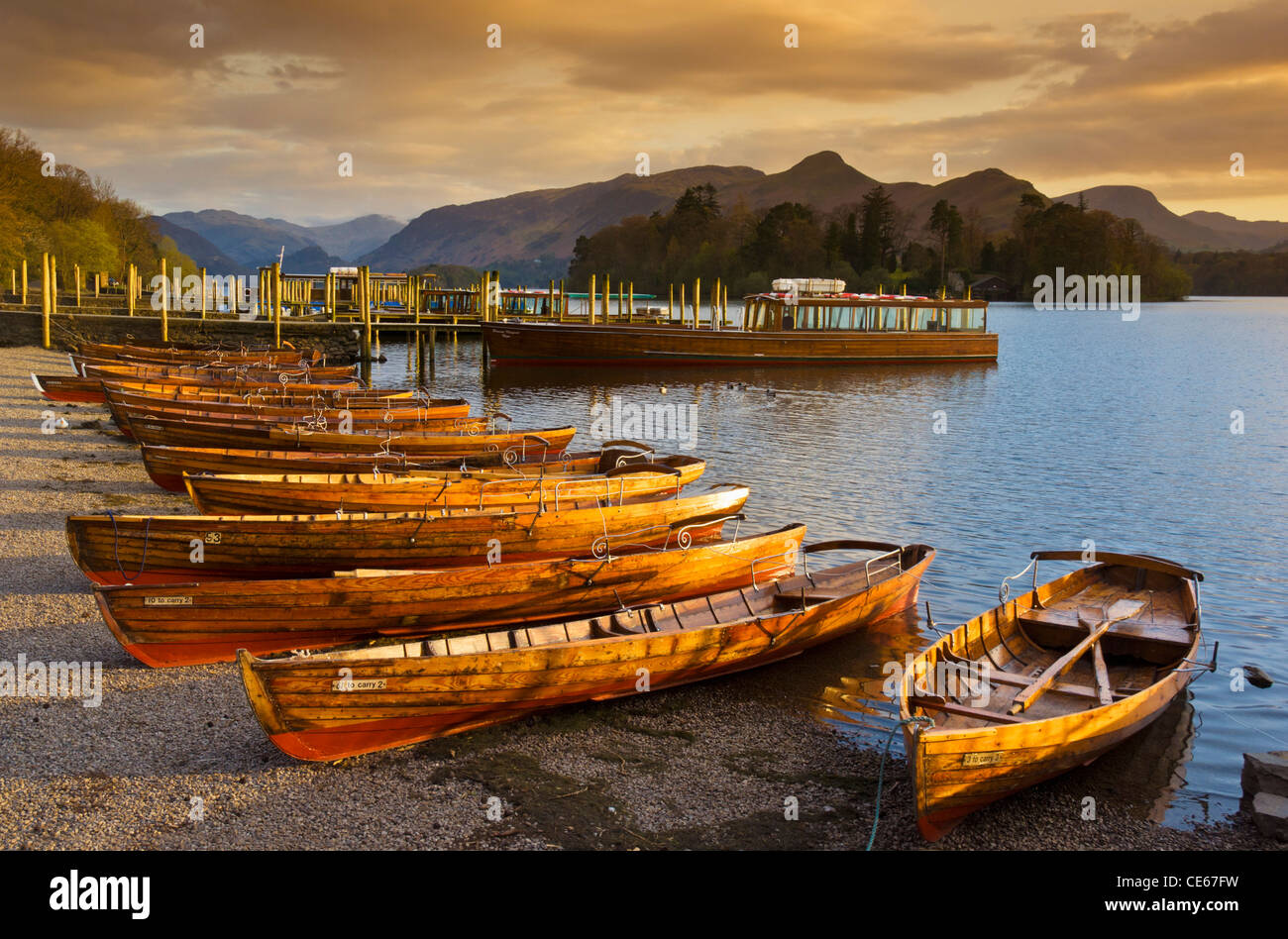 Barche A Remi In Legno Keswick Landing Stages Derwent Water Lake District National Park Cumbria Inghilterra Uk Gb Europe Foto Stock