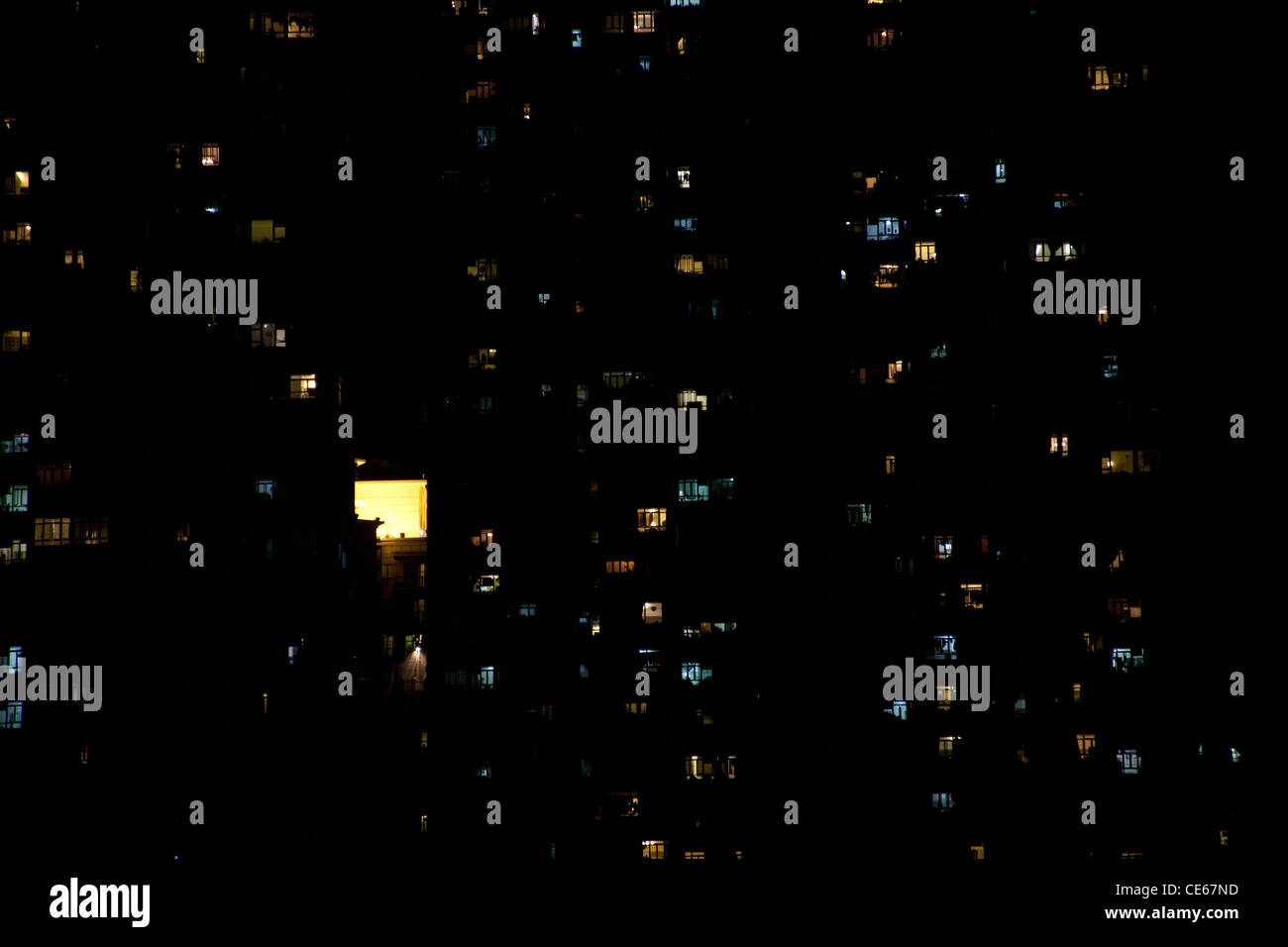 Luci di blocchi a torre e le luci della città di notte si riflette nel Fiume Shing Mun ShaTin Hong Kong SAR Cina Foto Stock