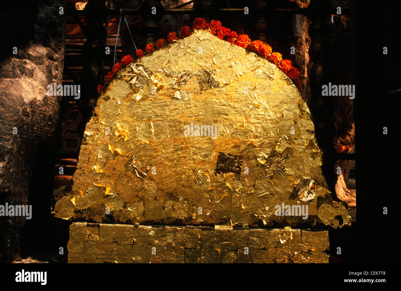 La pietra santa con sottili lamine d'oro nella parte anteriore del Bodhi tree ; tempio di Mahabodhi ; Bodhgaya, ; Bihar ; India Foto Stock