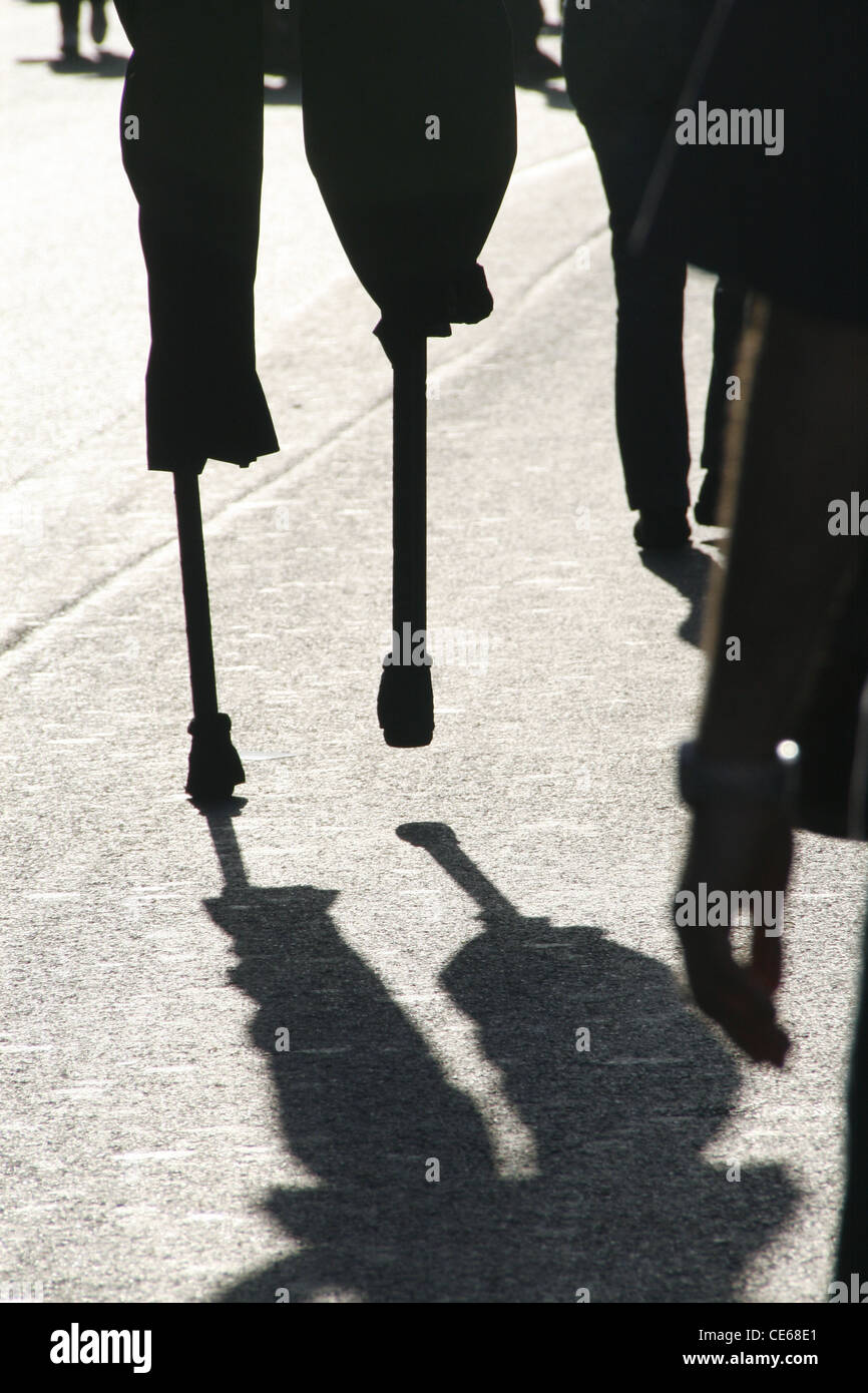 Persona uomo a camminare su palafitte in strada in città città Foto Stock