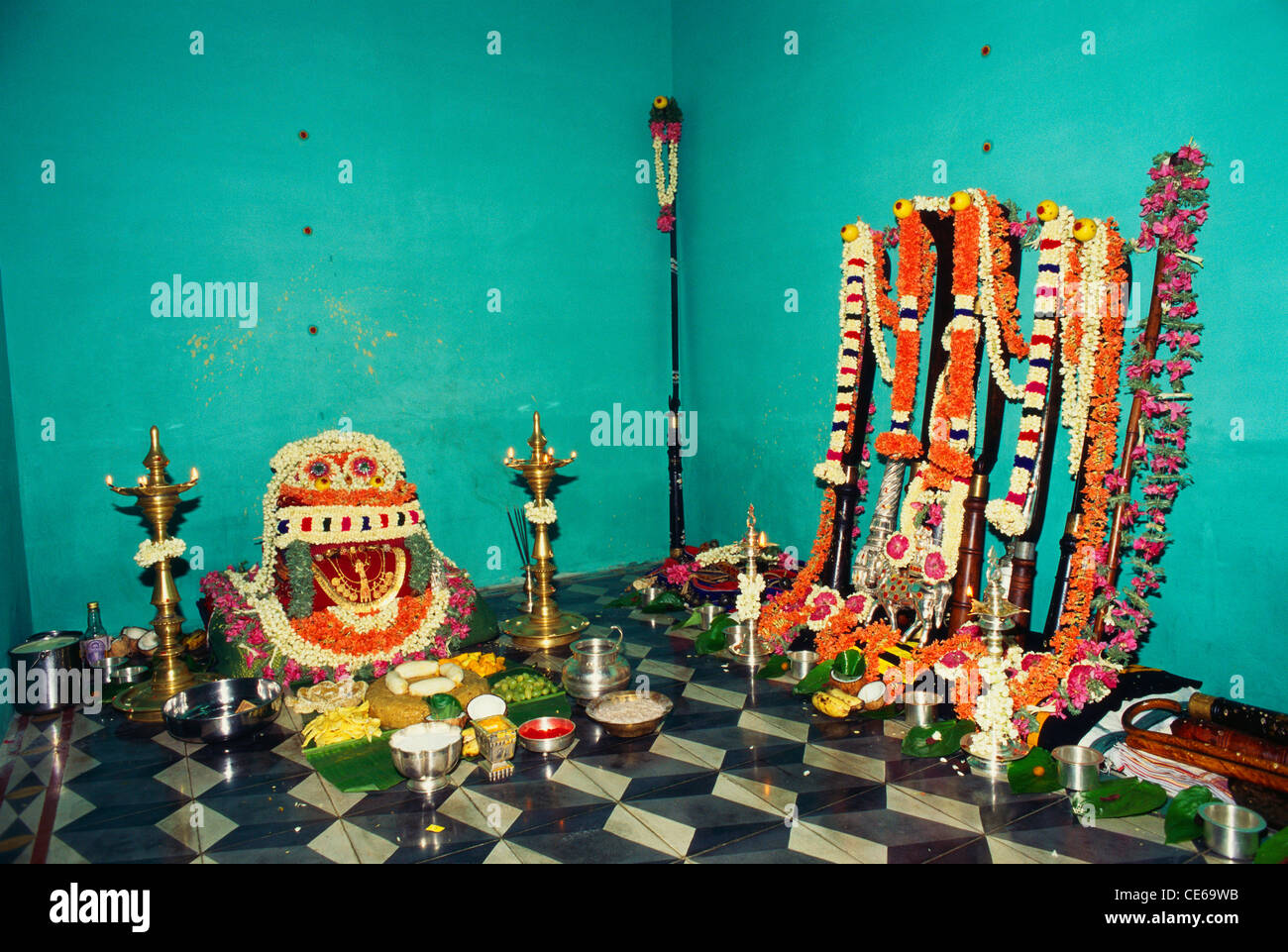 Pooja stanza in Nattukkottai Chettiars home ; Chettinad ; Tamil Nadu ; India Foto Stock