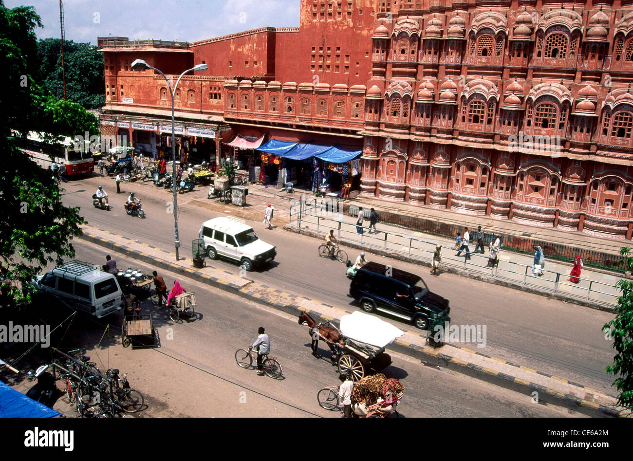 Strada fuori Hawa Mahal Palace di vento ; Jaipur; Rajasthan ; India Foto Stock Strada fuori Hawa Mahal Palace di vento ; Jaipur; Rajasthan ; India Foto Stock