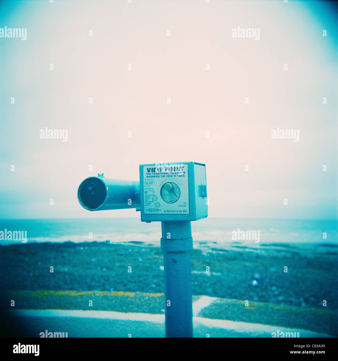 Un gettone telescopio sul lungomare a Condino, Devon, Inghilterra. Prese con una Holga medio formato fotocamera giocattolo. Foto Stock