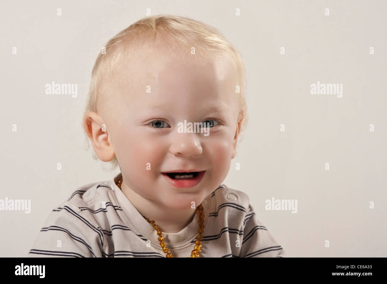Biondo e bimbo neonato bambino europeo ritratto in studio Foto Stock