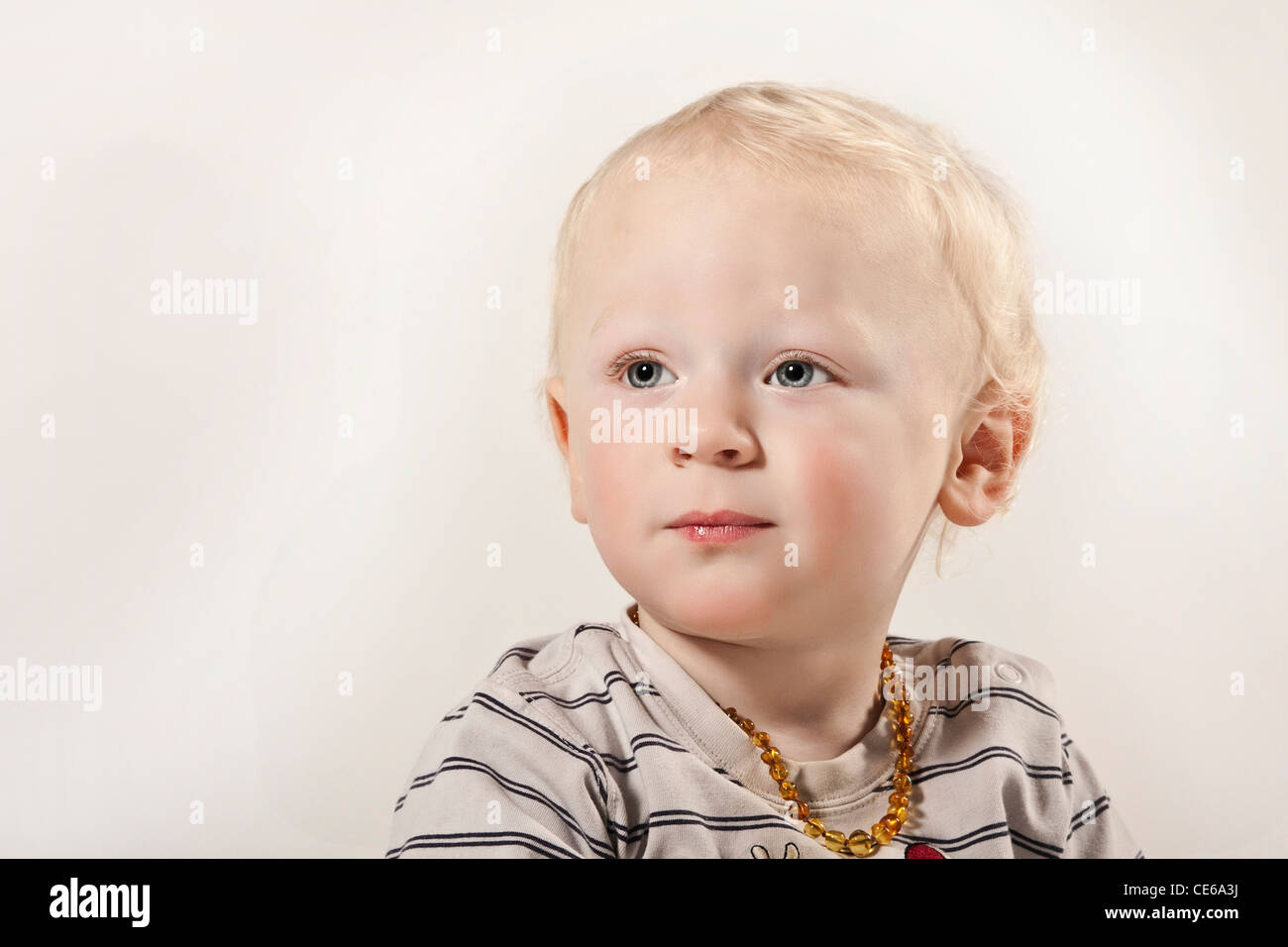 Biondo e bimbo neonato bambino europeo ritratto in studio Foto Stock