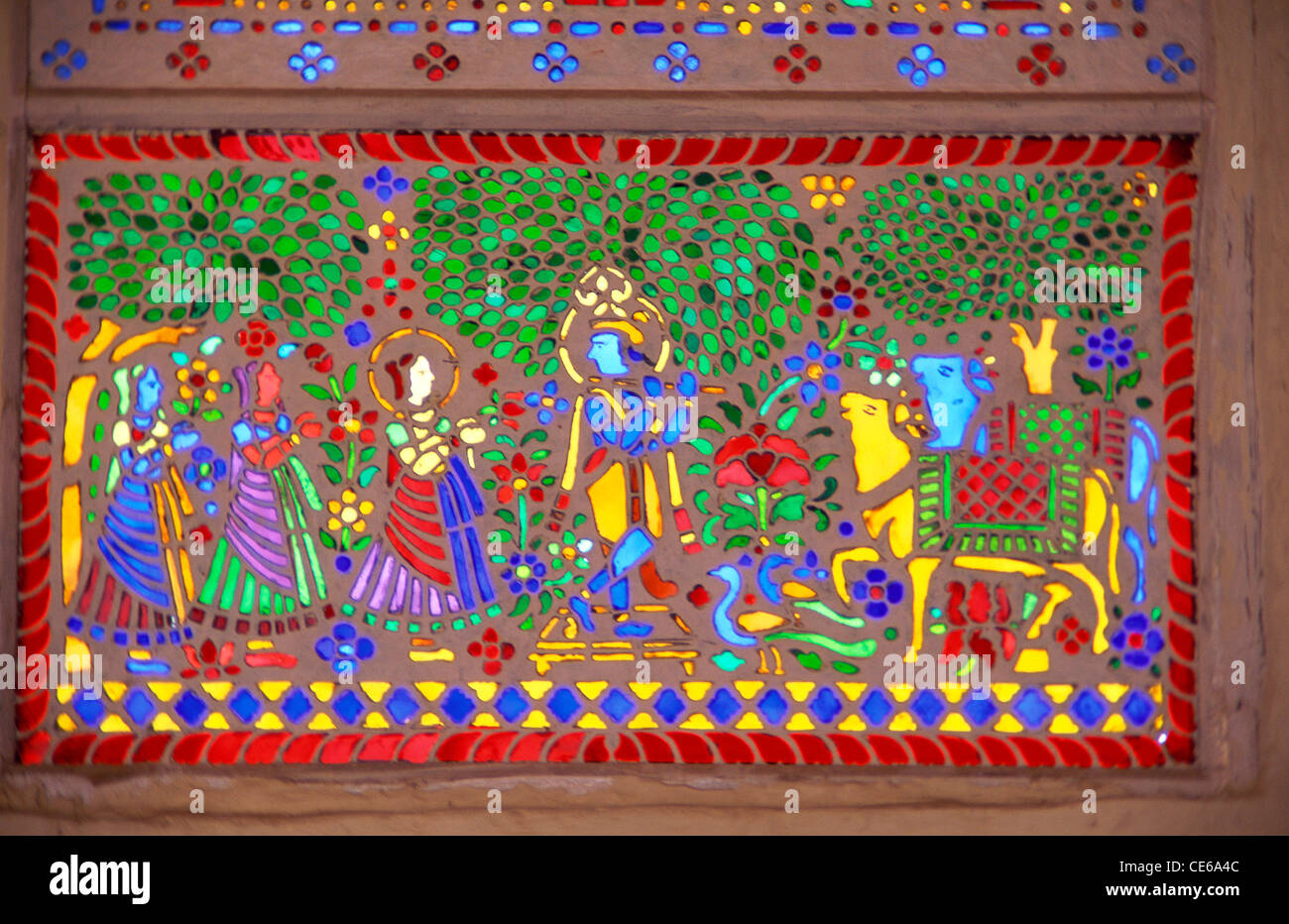 Krishna milkmaids e vacche colorate in vetro colorato artwork in Sheesh Mahal ; Forte Amer ; Jaipur ; Rajasthan ; India Foto Stock