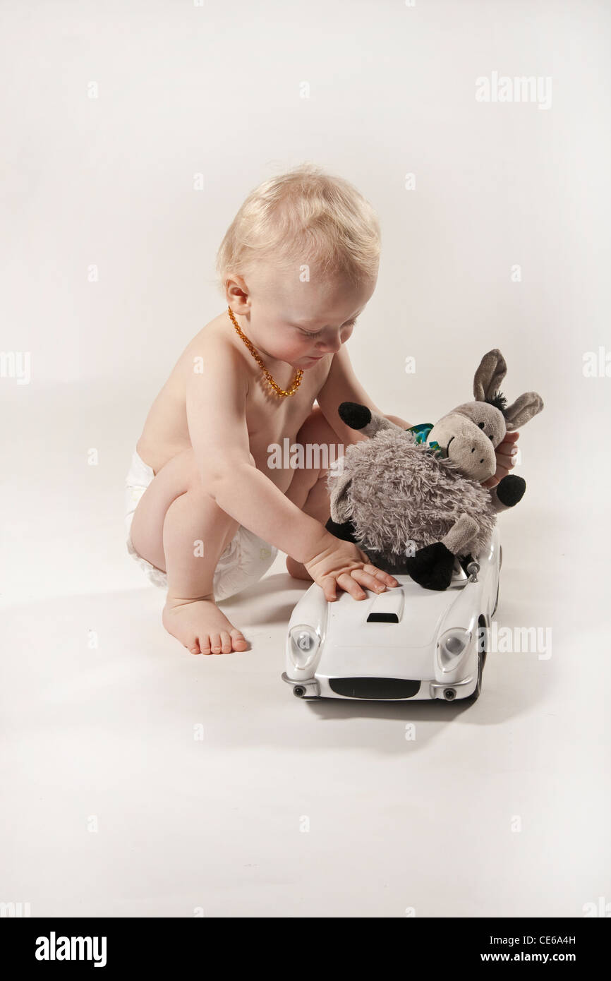 Biondo e bimbo neonato bambino europeo ritratto in studio Foto Stock