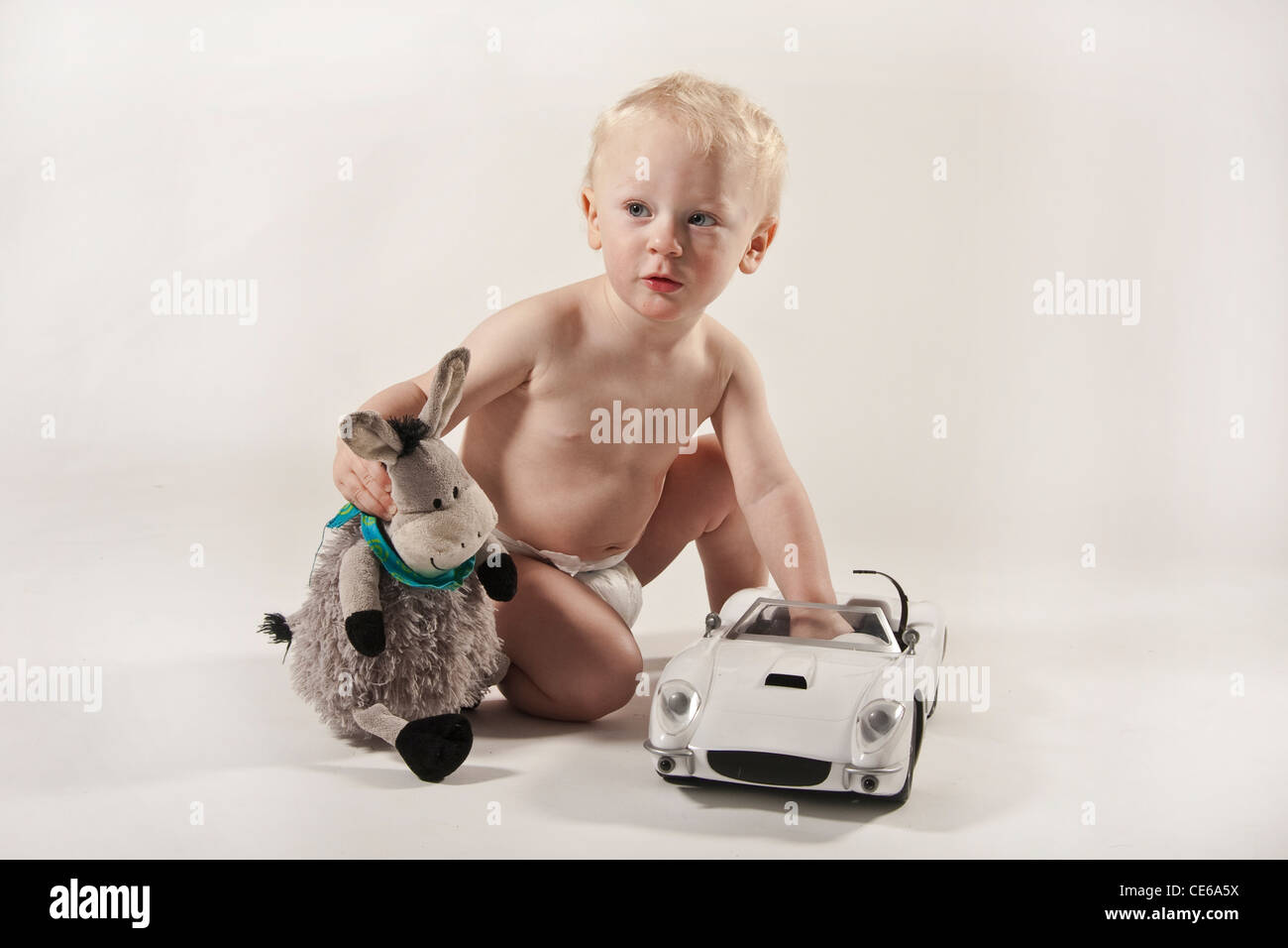 Biondo e bimbo neonato bambino europeo ritratto in studio Foto Stock