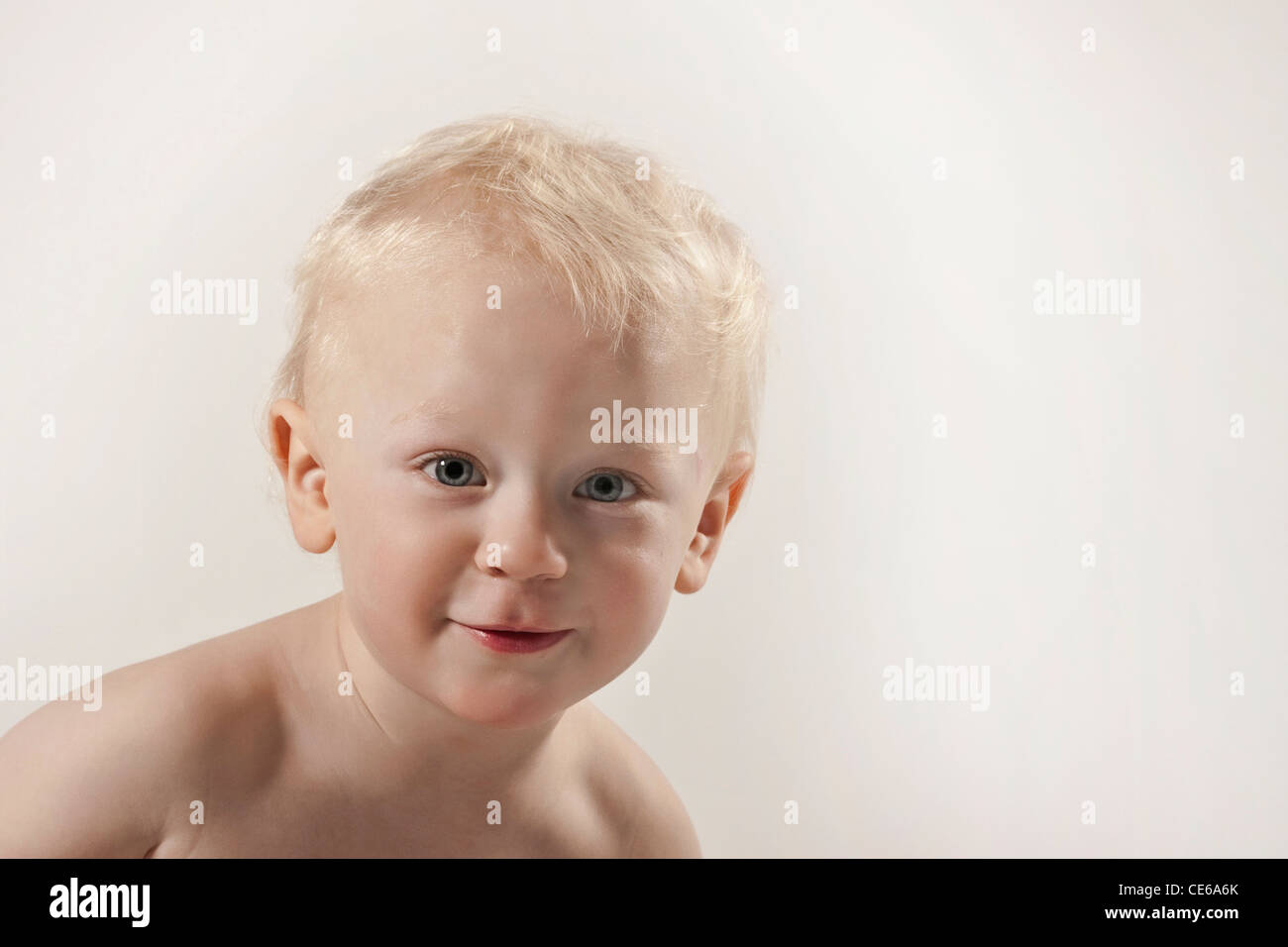 Biondo e bimbo neonato bambino europeo ritratto in studio Foto Stock