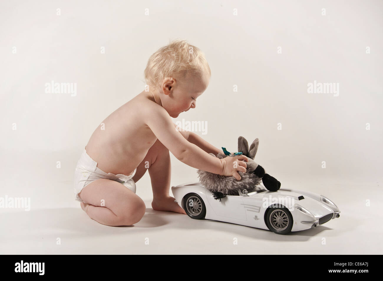 Biondo e bimbo neonato bambino europeo ritratto in studio Foto Stock