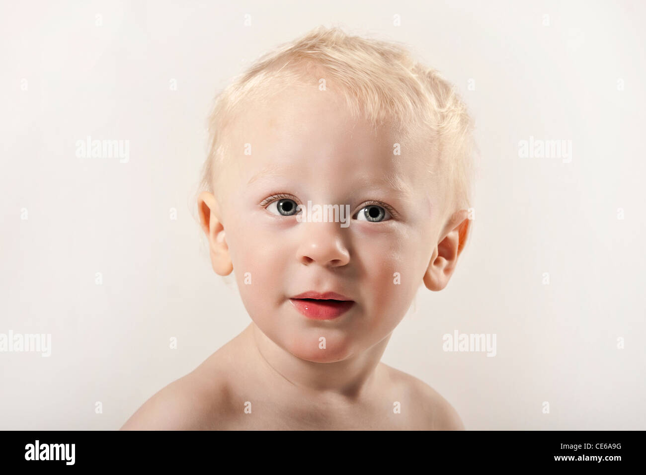 Biondo e bimbo neonato bambino europeo ritratto in studio Foto Stock