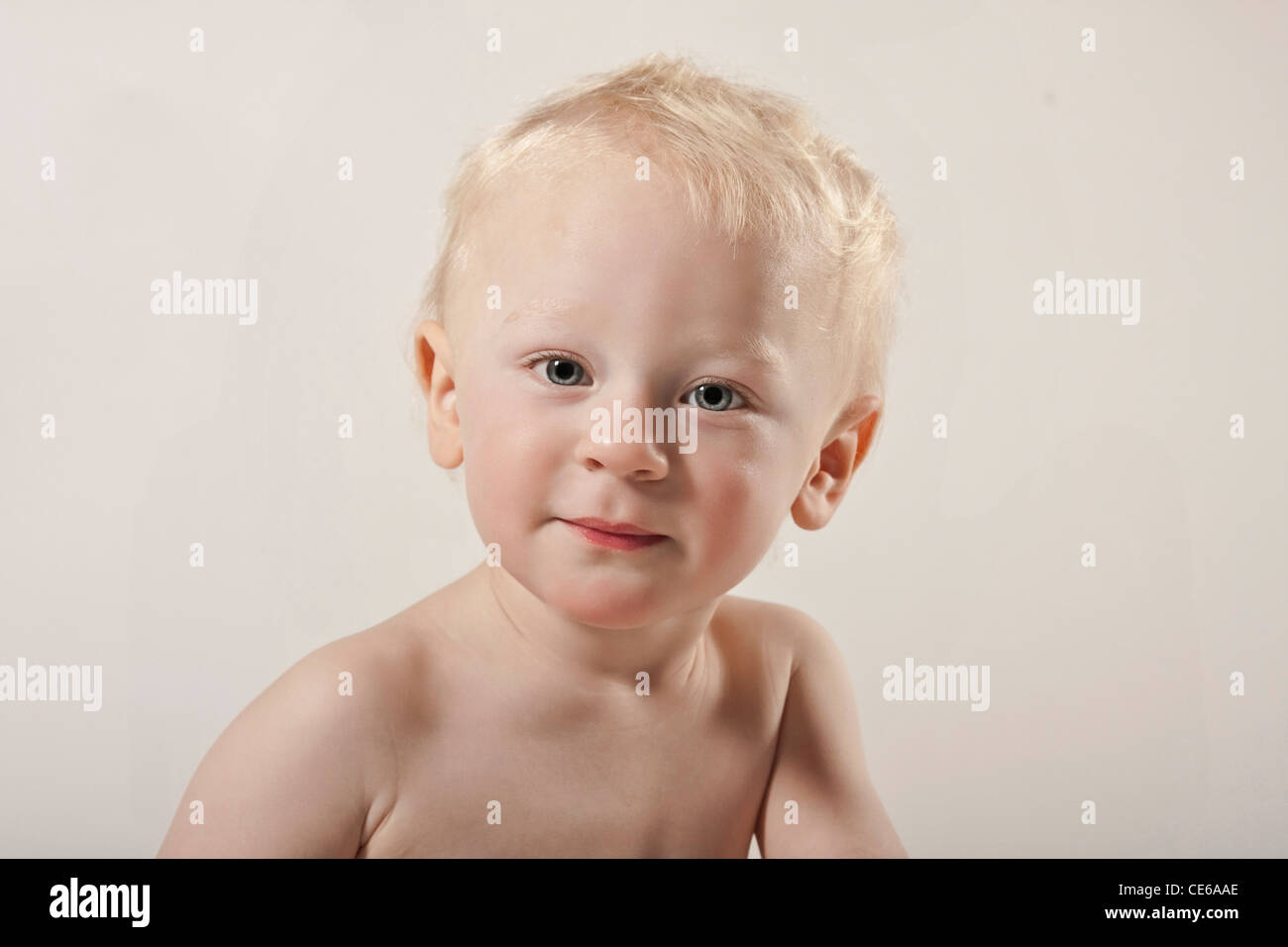 Biondo e bimbo neonato bambino europeo ritratto in studio Foto Stock