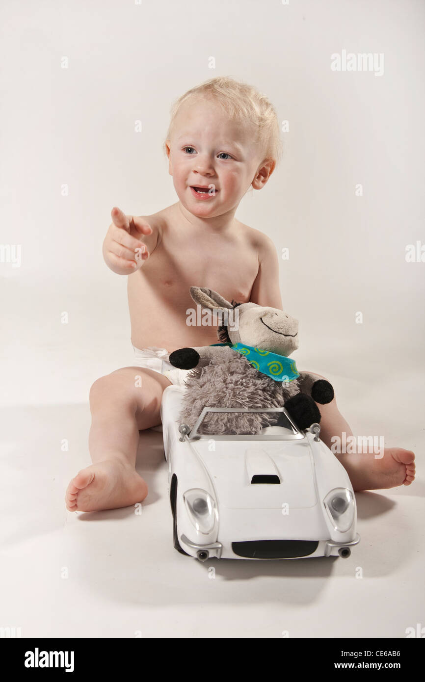 Biondo e bimbo neonato bambino europeo ritratto in studio Foto Stock