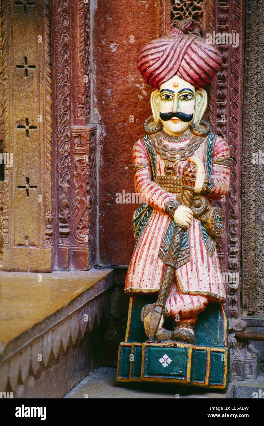 Dwarpal ; Dvarapala ; Dvarapalaka ; protezione della porta ; guardiano della porta ; scultura in legno ; portiere ; Jaisalmer ; Rajasthan ; India ; asia Foto Stock