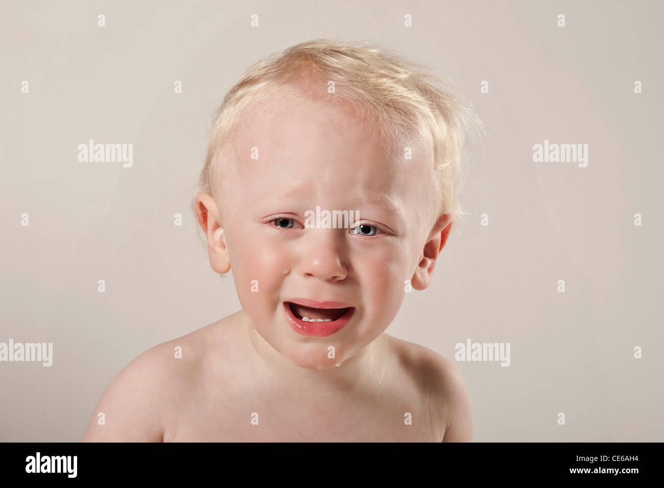 Biondo e bimbo neonato bambino europeo ritratto in studio a piangere Foto Stock