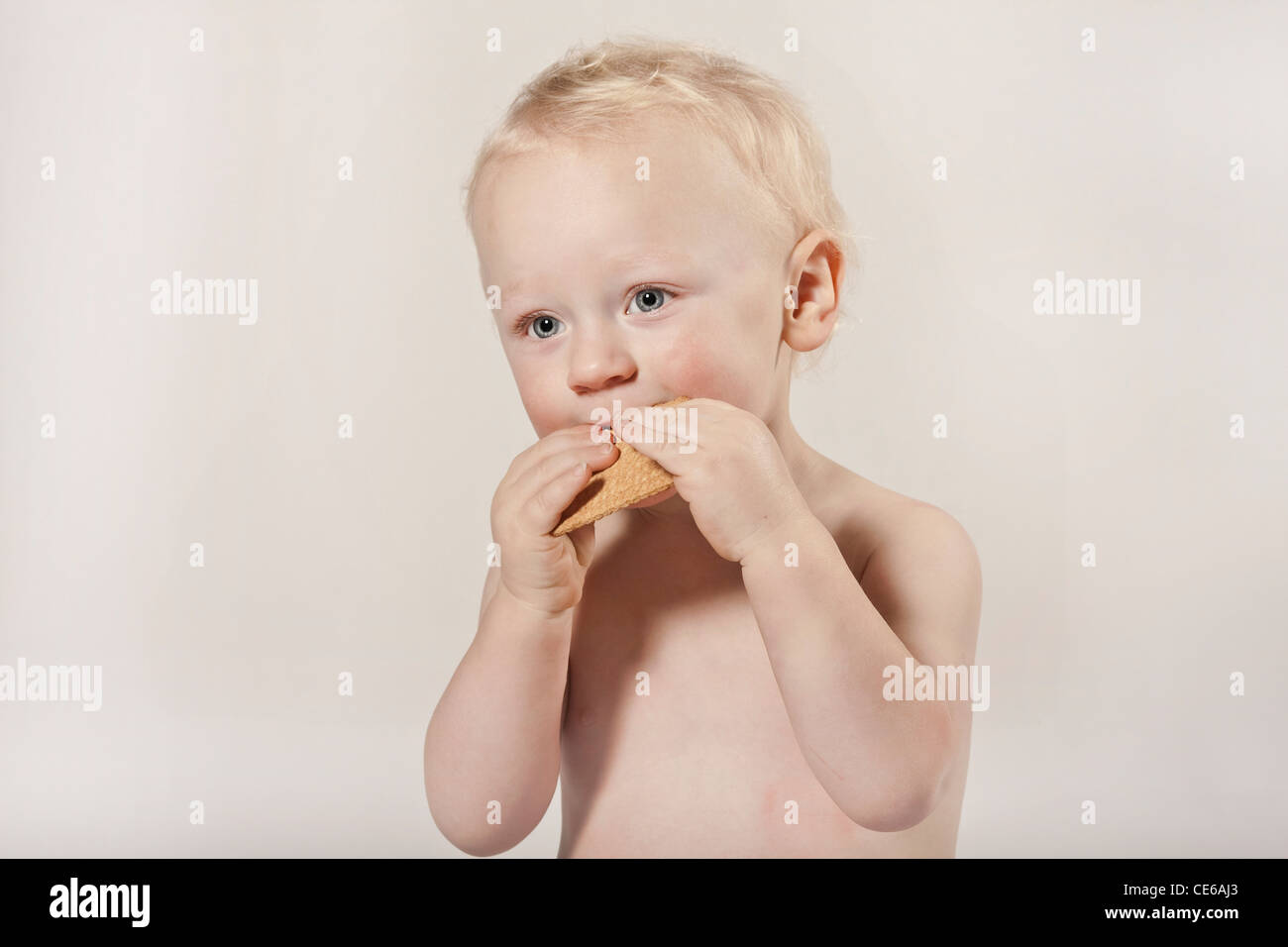 Biondo e bimbo neonato bambino europeo ritratto in studio dopo aver pianto Foto Stock