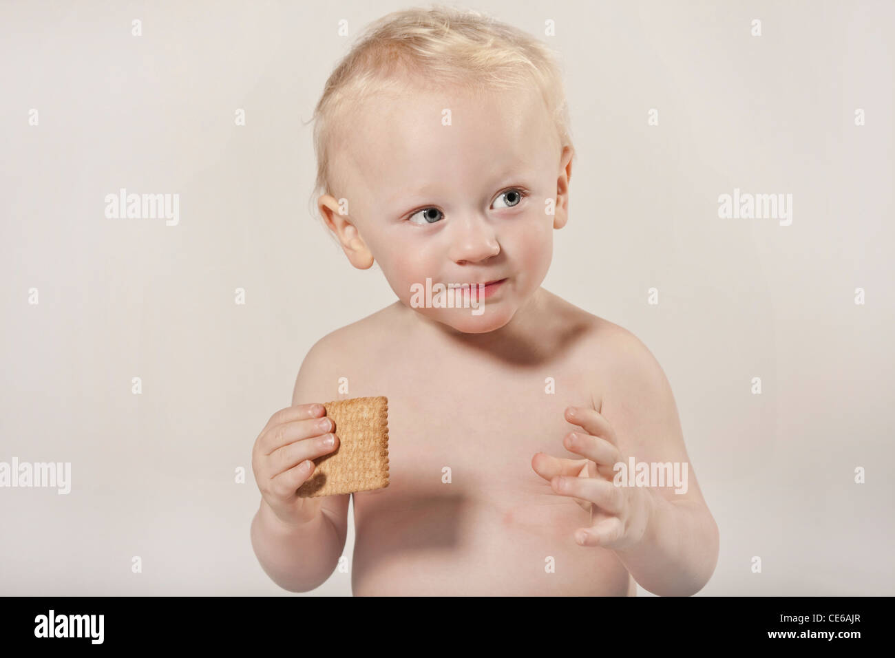 Biondo e bimbo neonato bambino europeo ritratto in studio Foto Stock