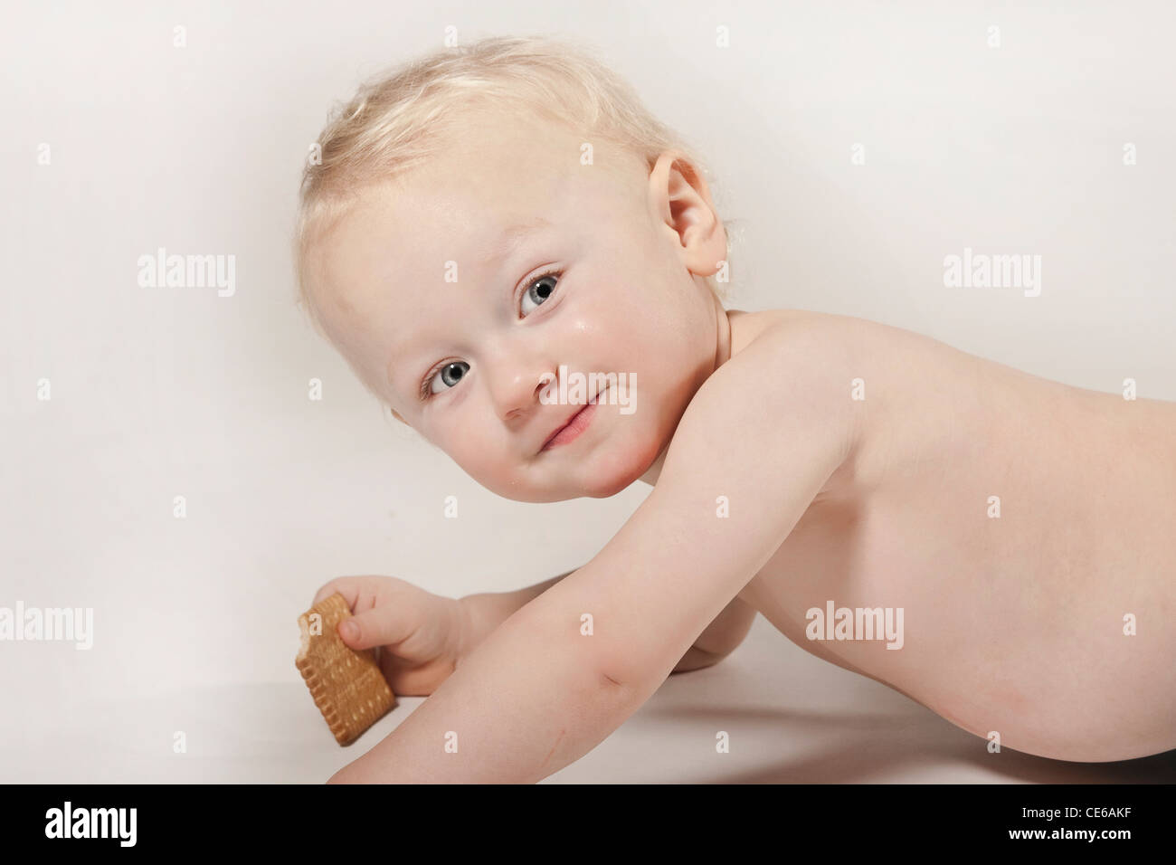 Biondo e bimbo neonato bambino europeo ritratto in studio Foto Stock