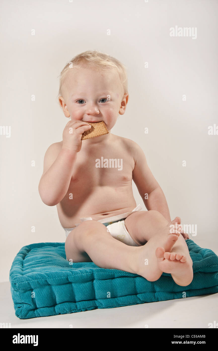 Biondo e bimbo neonato bambino europeo ritratto in studio Foto Stock