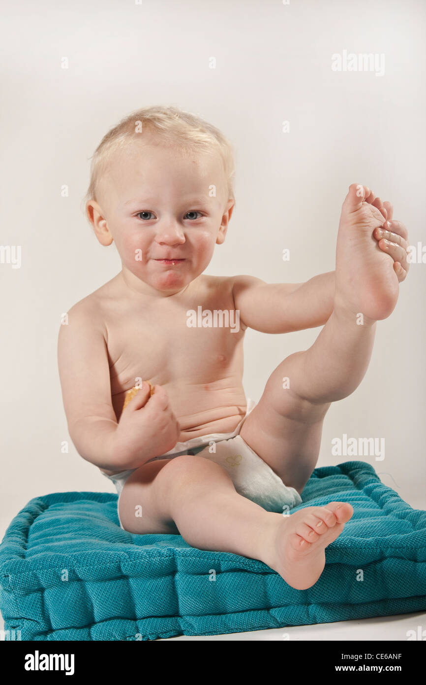 Biondo e bimbo neonato bambino europeo ritratto in studio Foto Stock